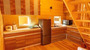 Full-size fridge, microwave, oven, stovetop