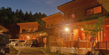 Fachada de la propiedad por la tarde o noche