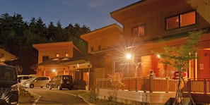 Front of property - evening/night - Fuyo No Yado (Fujiyoshida)
