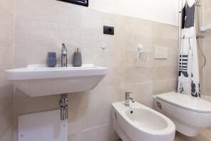 Shower, free toiletries, hair dryer, bidet - Ogliastra Bed&breakfast (Cagliari)