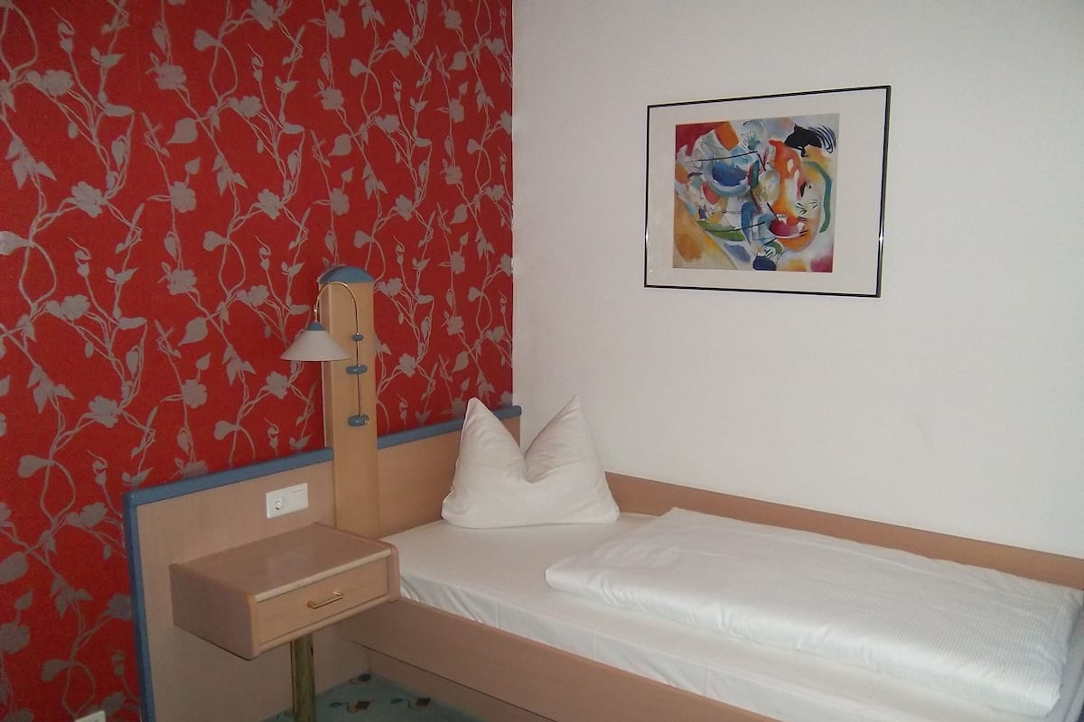 Eenpersoonskamer | Hypoallergeen beddengoed, een bureau, gratis wifi, beddengoed