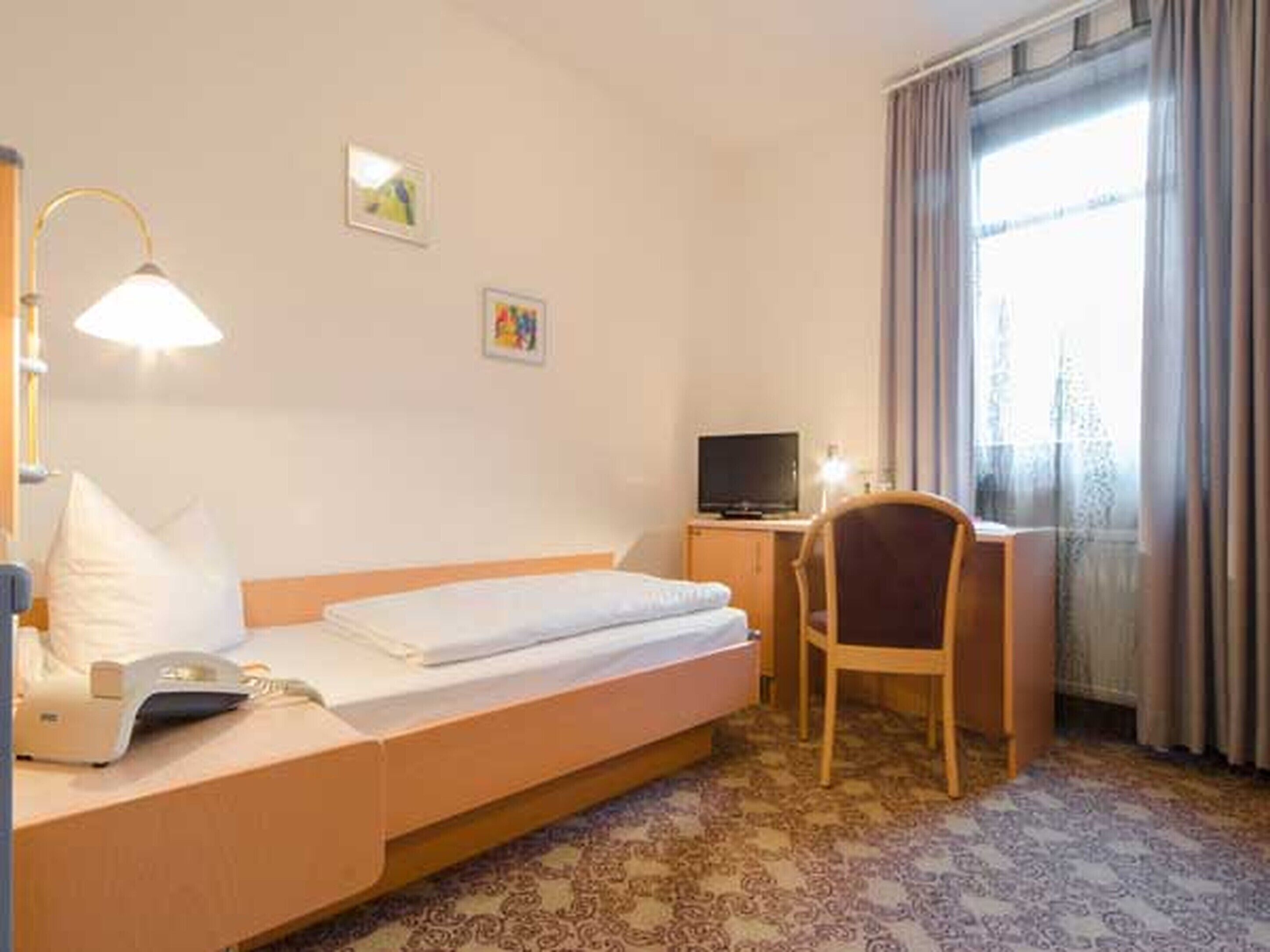 single room | hypo-allergenic bedding, desk, free wifi, bed sheets