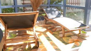 A sunlit room with two lounge chairs and a large window. - Behringers Freizeit- & Tagungshotel (Goessweinstein)