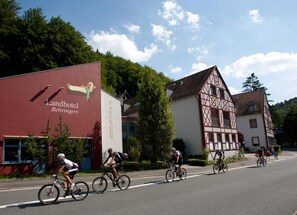 A building with a red facade and a sign reading "Landhotel Behringer's TAGUNGEN". - Behringers Freizeit- & Tagungshotel (Goessweinstein)