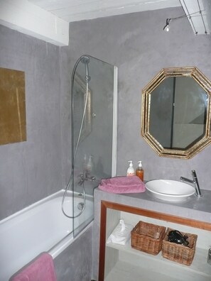 Tweepersoonskamer (Mélodie) | Badkamer | Gratis toiletartikelen, een haardroger, handdoeken