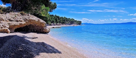 Playa en los alrededores y camastros