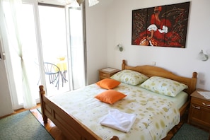 Appartement, balkon, uitzicht op zee (2) | Een bureau, een strijkplank/strijkijzer, gratis babybedden, gratis wifi