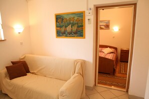 アパートメント パティオ 1 階 | リビング エリア | LED テレビ