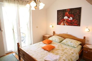 Desk, iron/ironing board, free cots/infant beds, free WiFi - Sea front stone house (Split)