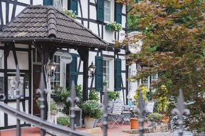 Un bâtiment traditionnel à colombages, sur lequel est apposée une enseigne indiquant qu’il s’agit d’un restaurant.
