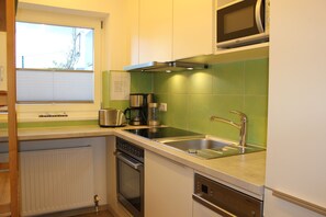 Comfort Apartment, 1 Bedroom, Patio | Dapur kecil peribadi | Peti sejuk/penyejuk beku saiz penuh, ketuhar gelombang mikro, dapur 