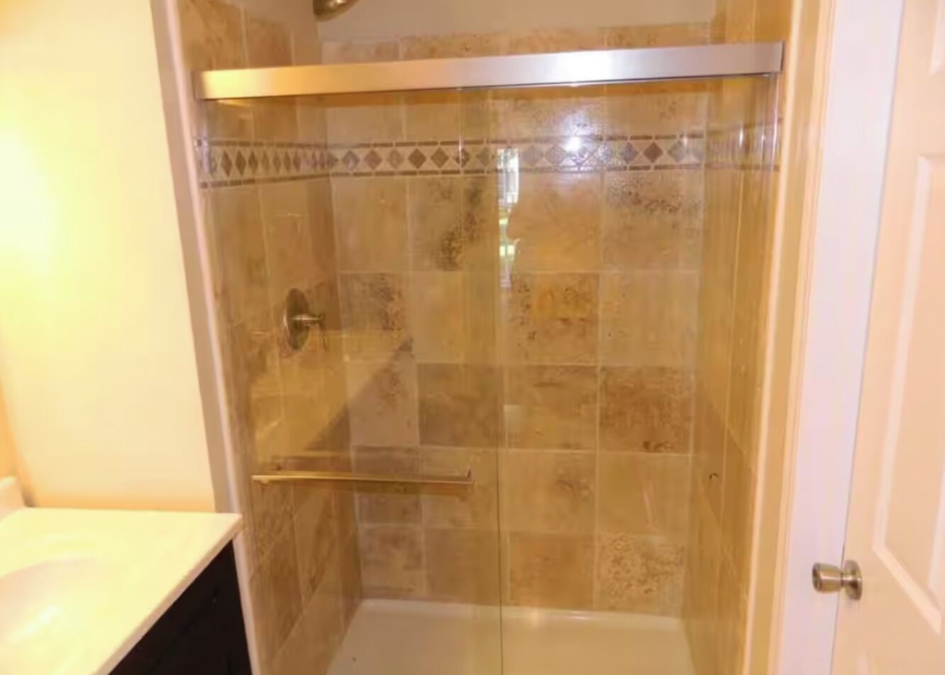 Ensemble douche/baignoire, sèche-cheveux, serviettes fournies