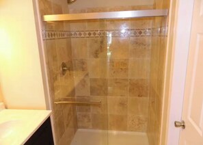 Combined shower/bathtub, hair dryer, towels