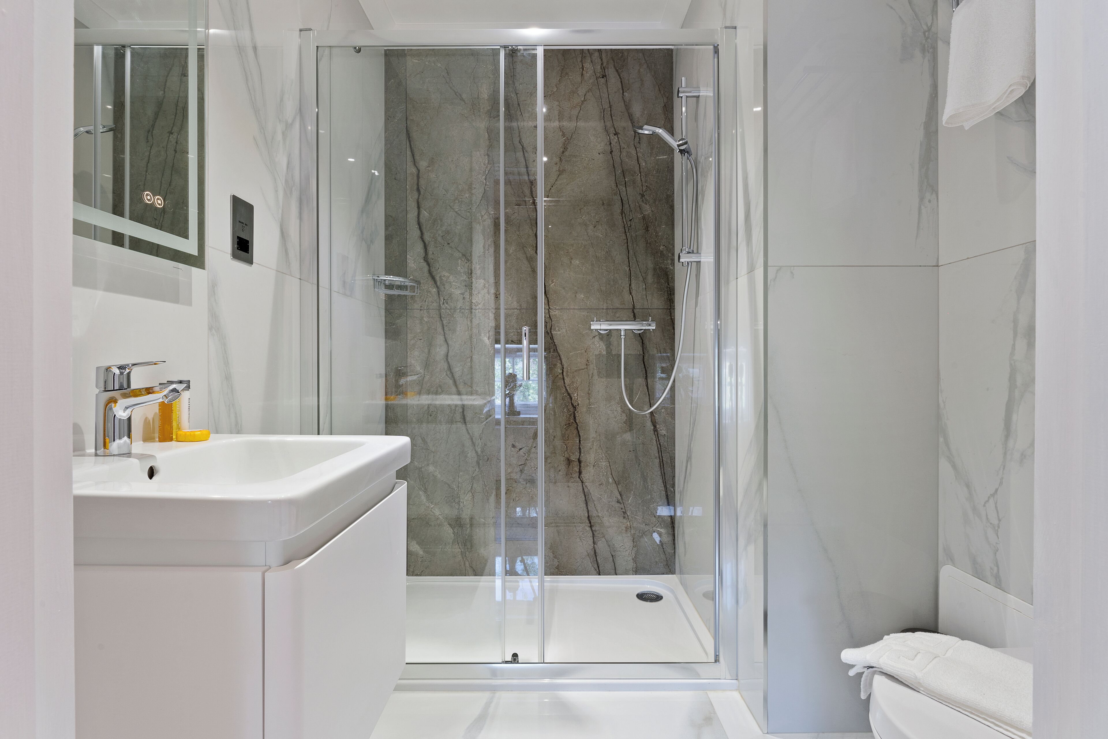 Two-Bedroom Apartment | Bathroom | Shower, free toiletries, hair dryer, towels