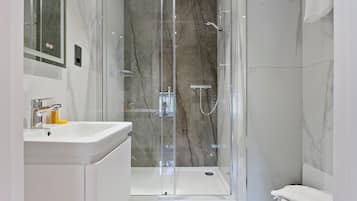 Two-Bedroom Apartment | Bathroom | Shower, free toiletries, hair dryer, towels