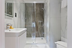 Two-Bedroom Apartment | Bathroom | Shower, free toiletries, hair dryer, towels