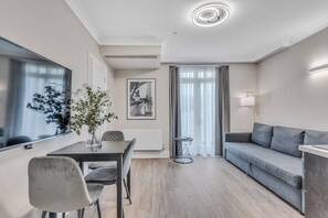 Huoneisto, 1 parisänky ja vuodesohva (Lower Ground) | Oleskelualue | LED-televisio