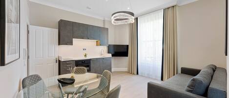 Departamento de lujo, 2 habitaciones, para no fumadores | Área de sala de estar | Televisión LED