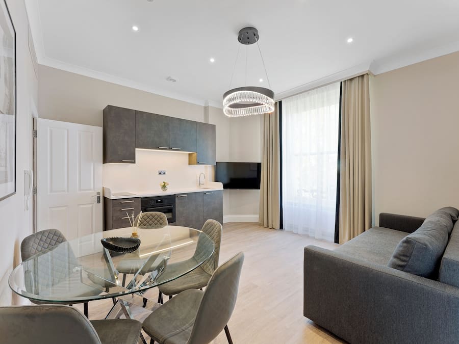 Apartamento de lujo, 2 habitaciones, no fumadores | Zona de estar | Una televisión LED