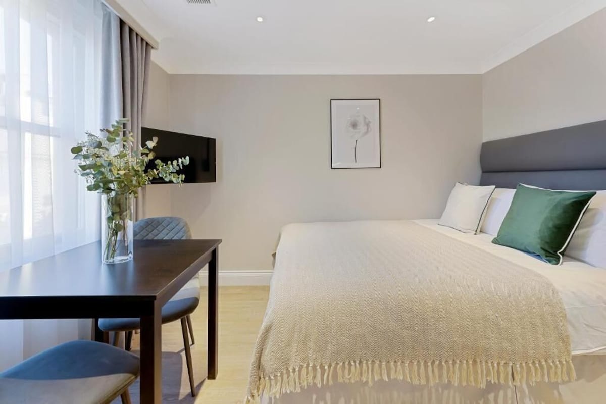 1 habitación, decoración personalizada, muebles diferentes y escritorio