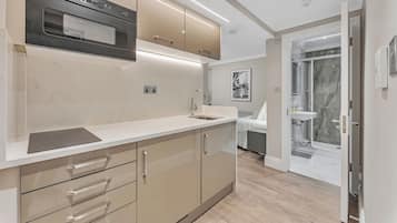 Studio Superior, 1 giường cỡ king (Lower Ground) | Bếp riêng | Tủ lạnh, lò vi sóng, bếp nấu, dụng cụ pha cà phê/trà