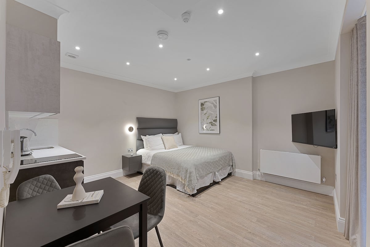 1 chambre, décoration personnalisée, ameublement personnalisé, bureau