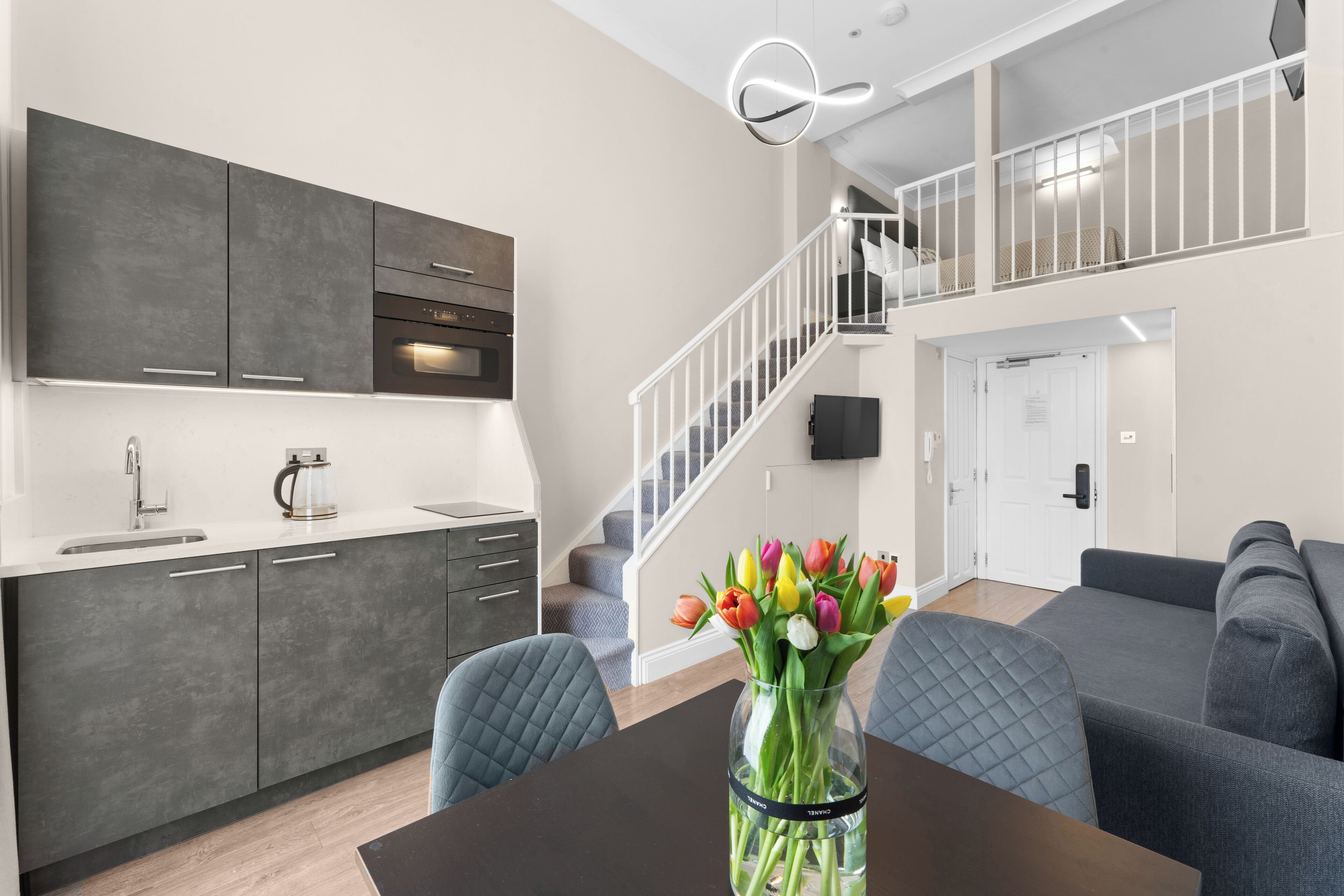 Studio – gallery, 1 dobbeltseng med sovesofa, ikke-røyk | Oppholdsområde | LED-TV