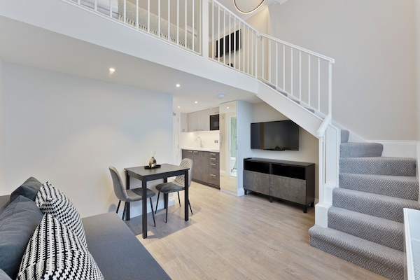 Gallery studio, 1 tweepersoonsbed met slaapbank, niet-roken | Woonruimte | Een ledtelevisie