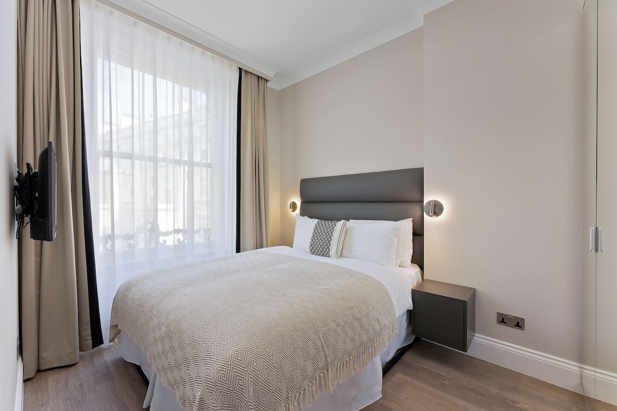 1 bedroom, individually decorated, individually furnished, desk