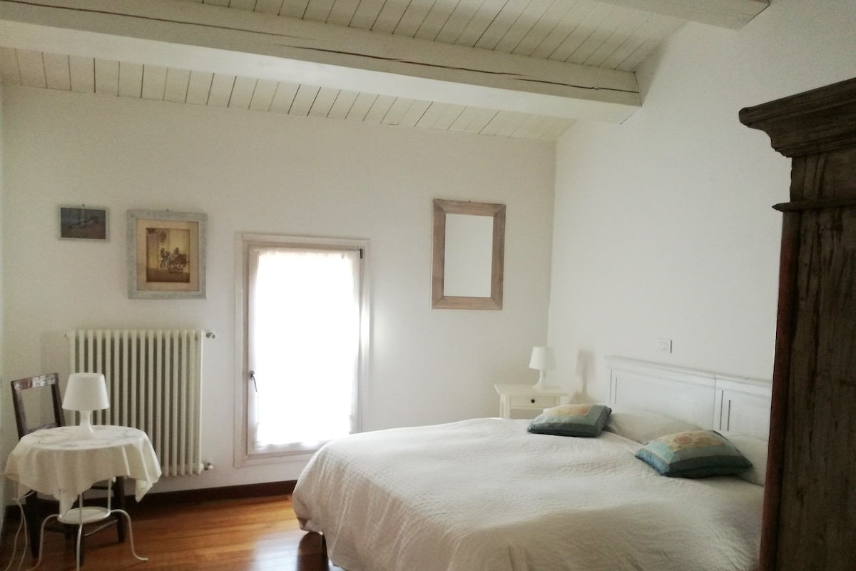 Doppel- oder Zweibettzimmer | Verdunkelungsvorhänge, kostenloses WLAN, Bettwäsche
