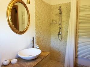 Camera con letto matrimoniale o 2 letti singoli | Bagno | Doccia, soffione a pioggia, bidet, asciugamani
