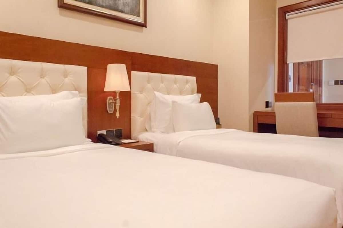 1 habitación, caja de seguridad en la habitación y escritorio