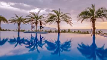 2 outdoor pools, pool umbrellas, pool loungers