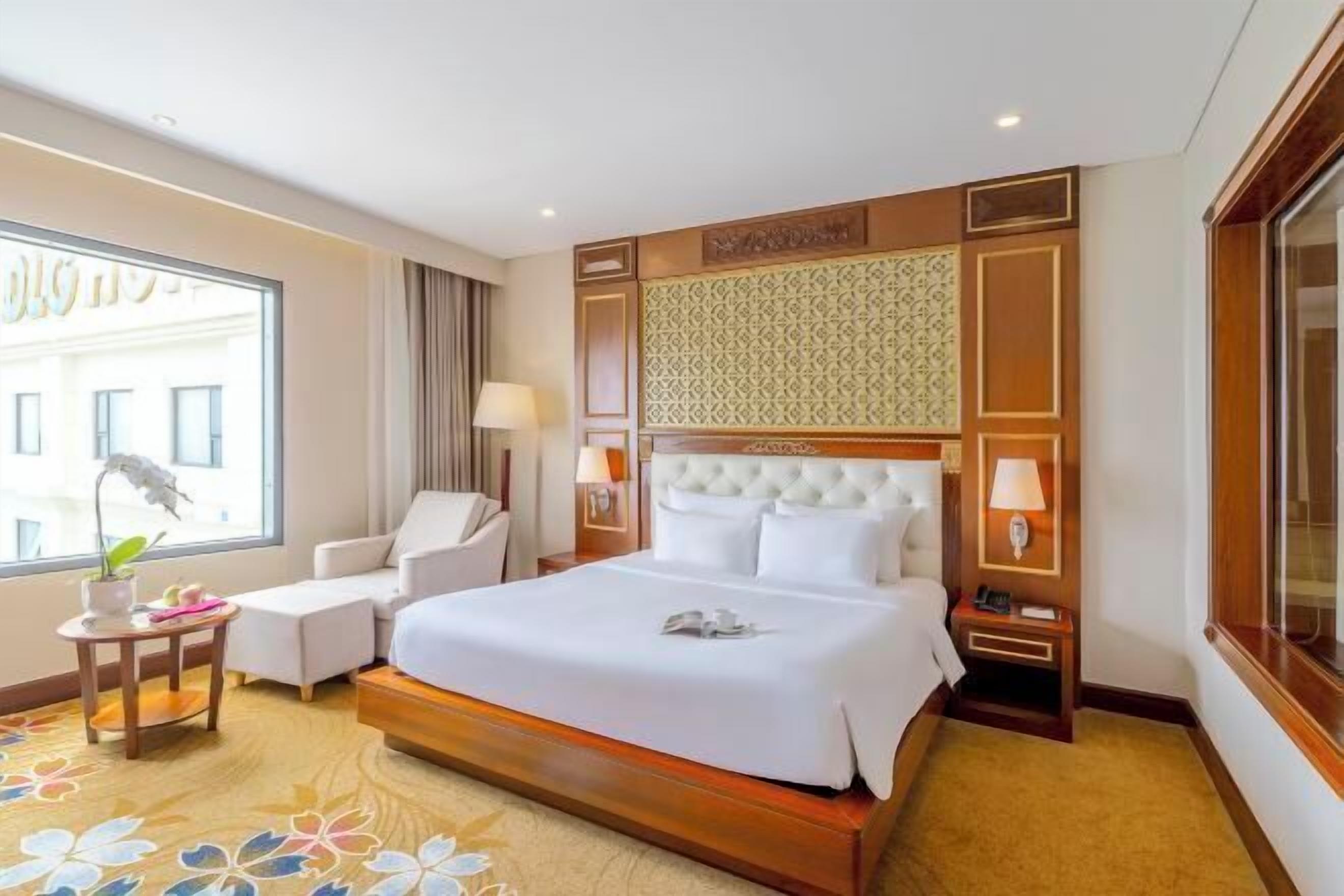 Een kluis op de kamer, een bureau, verduisterende gordijnen