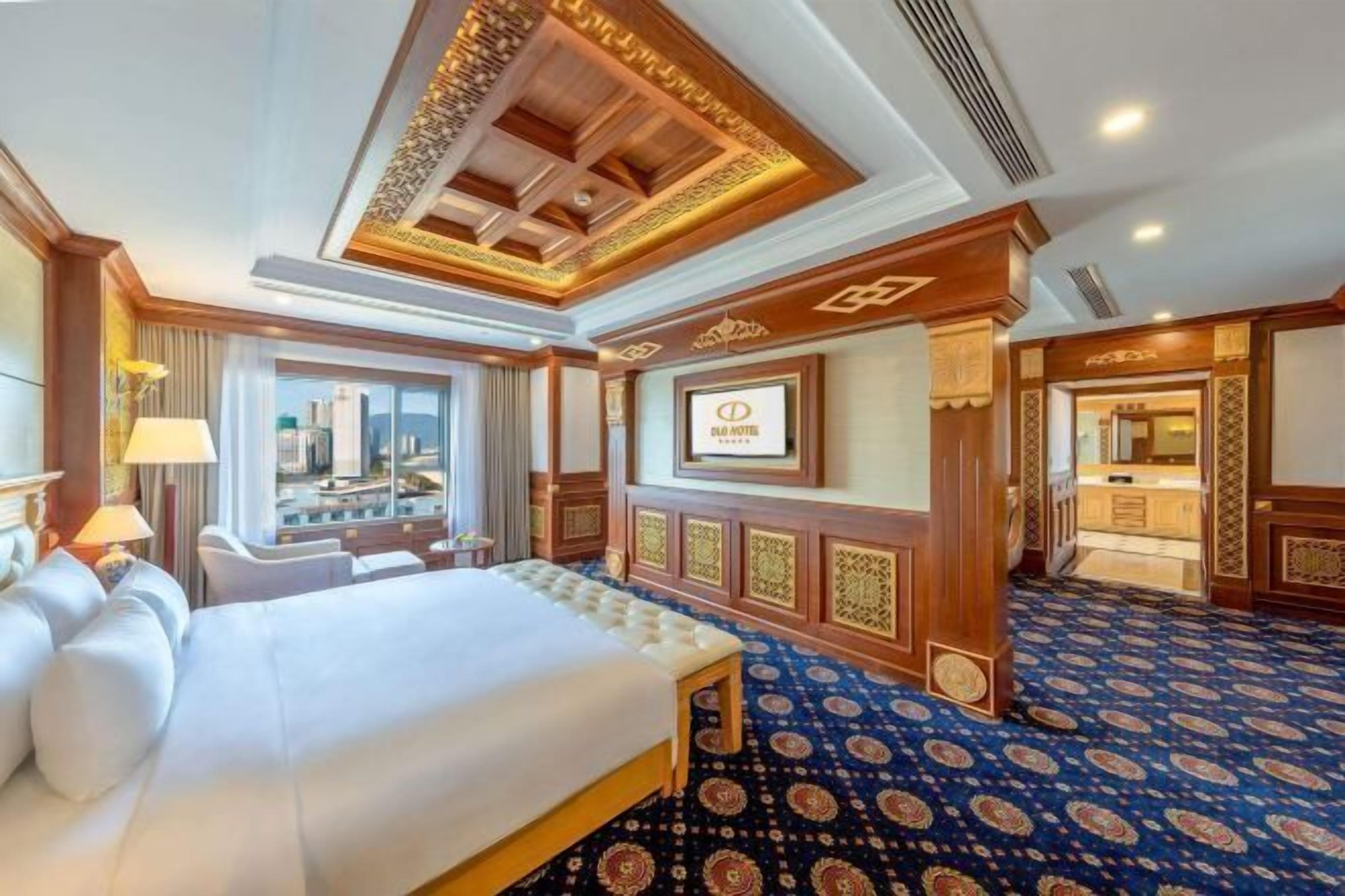 Een kluis op de kamer, een bureau, verduisterende gordijnen