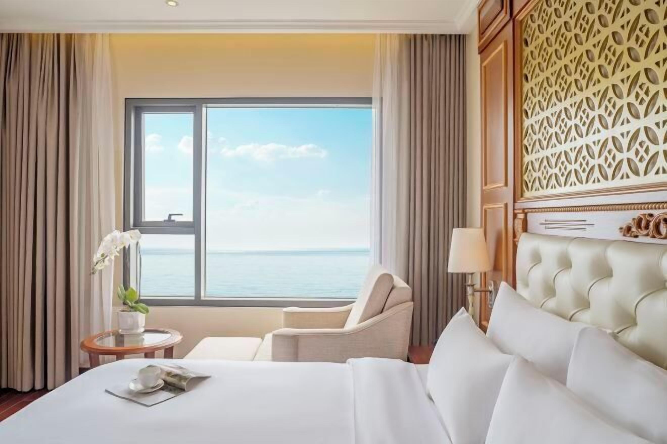 Een kluis op de kamer, een bureau, verduisterende gordijnen