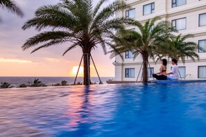 2 outdoor pools, pool umbrellas, sun loungers - DLG Hotel Danang (Da Nang)