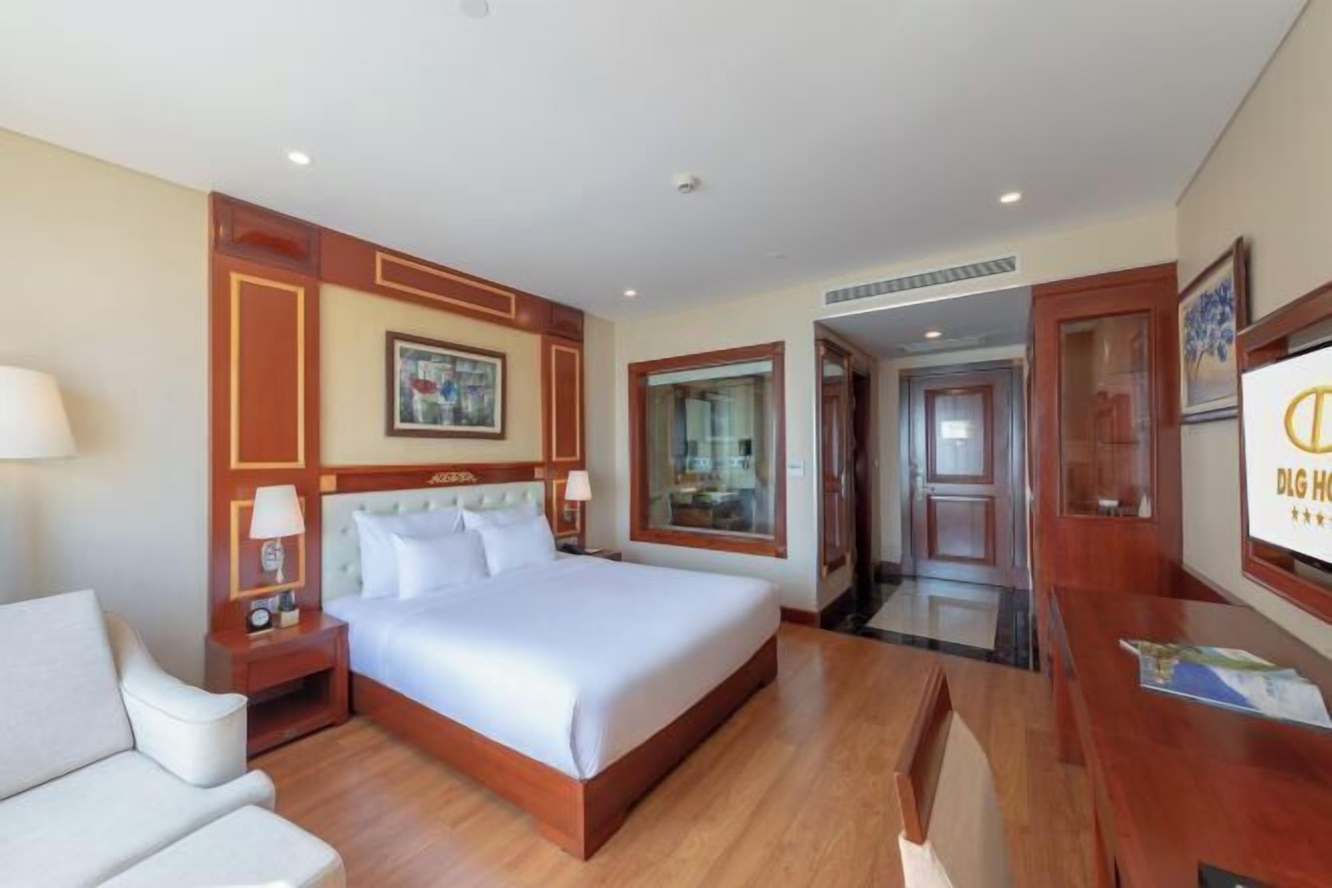 Een kluis op de kamer, een bureau, verduisterende gordijnen