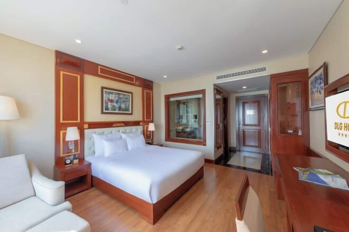 1 habitación, caja de seguridad en la habitación y escritorio