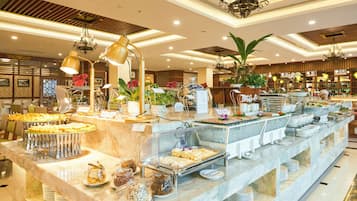供应早餐、午餐和晚餐,本地与国际菜