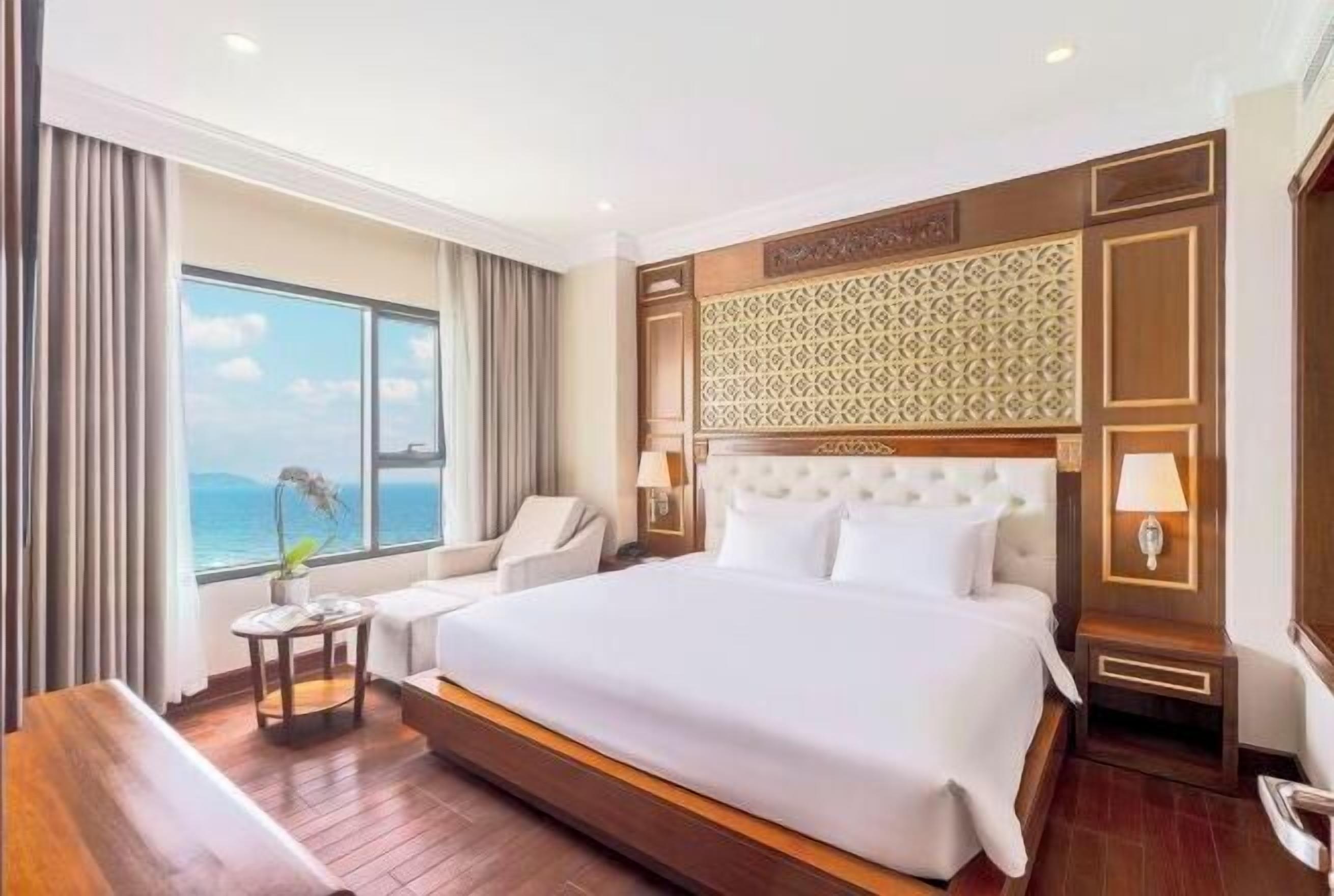 Een kluis op de kamer, een bureau, verduisterende gordijnen