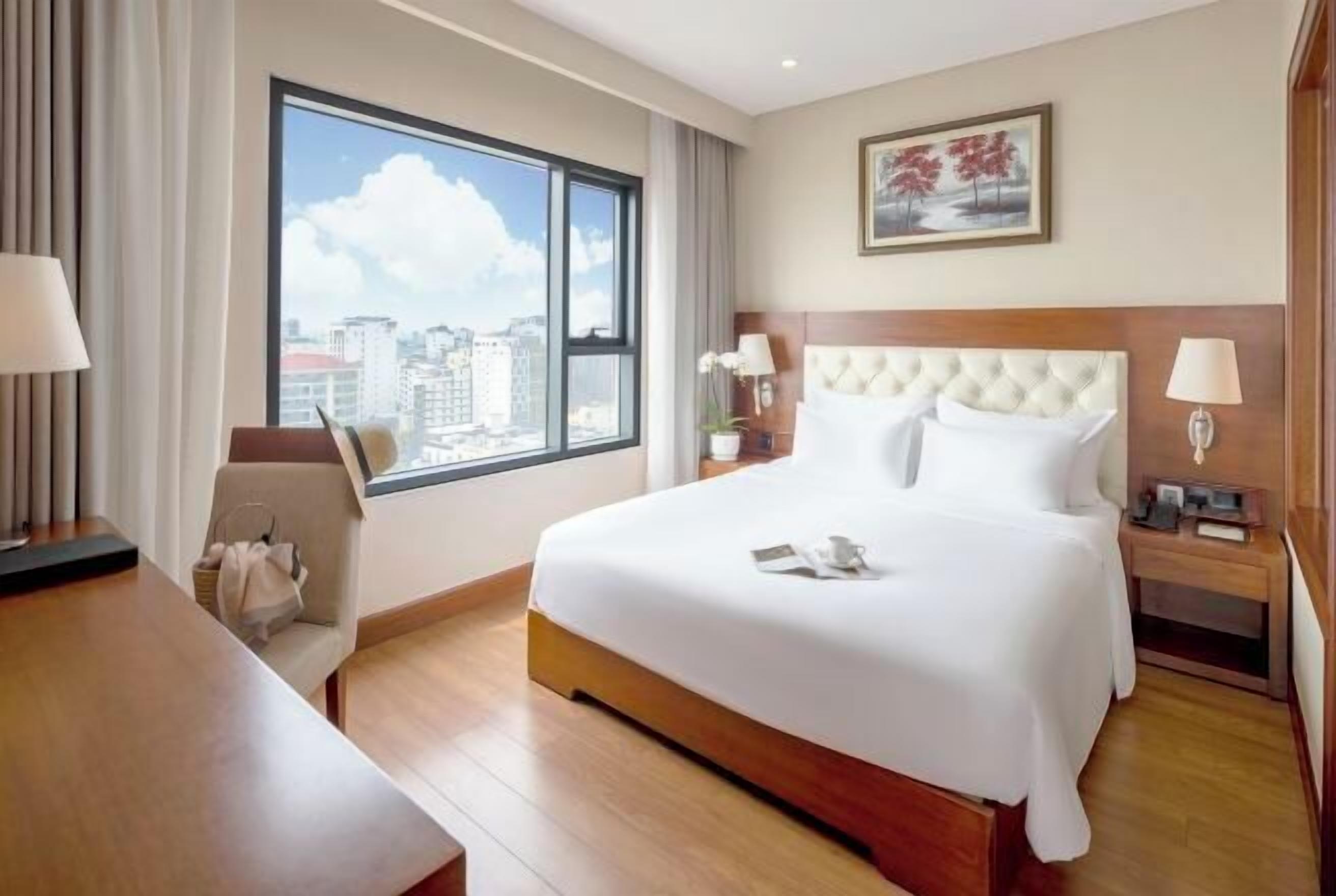 Een kluis op de kamer, een bureau, verduisterende gordijnen