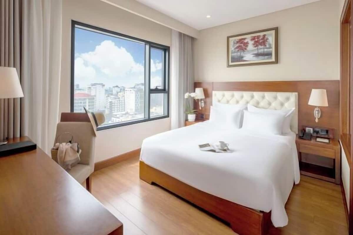 1 habitación, caja de seguridad en la habitación y escritorio