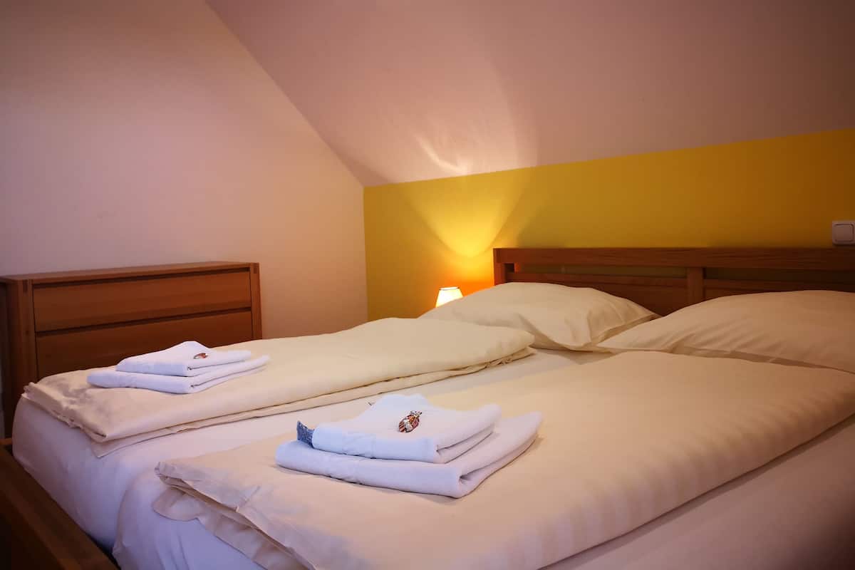 Appartement, 3 chambres | Minibar, coffres-forts dans les chambres, bureau, rideaux occultants