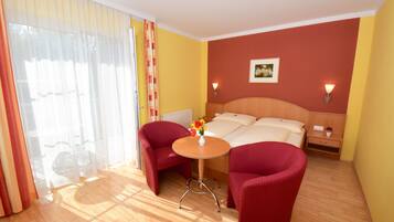 Comfort-Doppelzimmer, 1 Queen-Bett und Schlafsofa, Gartenblick, zum Garten hin | Minibar, Zimmersafe, Schreibtisch, Verdunkelungsvorhänge