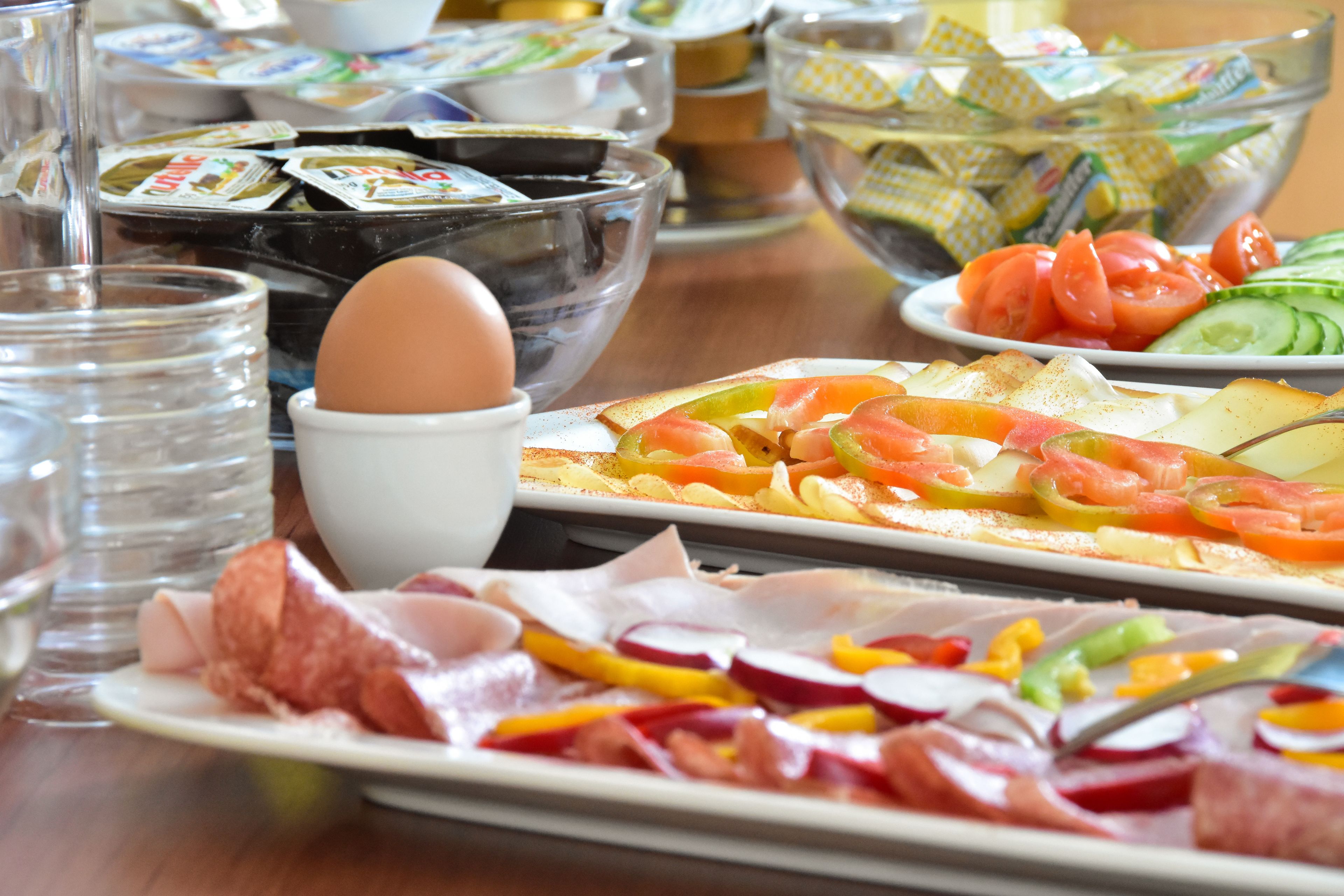 Un buffet de petit-déjeuner proposant une variété d'aliments et d'accompagnements.