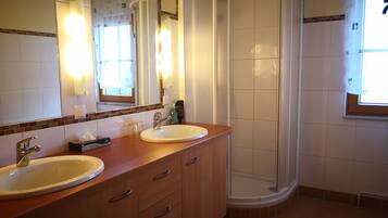Apartment, 3 Bedrooms | Bathroom