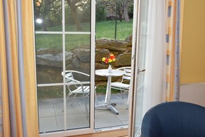 Chambre Confort double, accessible aux personnes à mobilité réduite, terrasse | Terrasse/patio