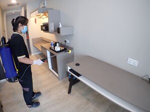 ตู้นิรภั  ยในห้องพัก, โต๊ะทำงาน, ผ้าม่านกันแสง, เตารีด/โต๊ะรีดผ้า