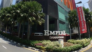 Edifici modern amb un cartell que diu 'Empire Damansara'.